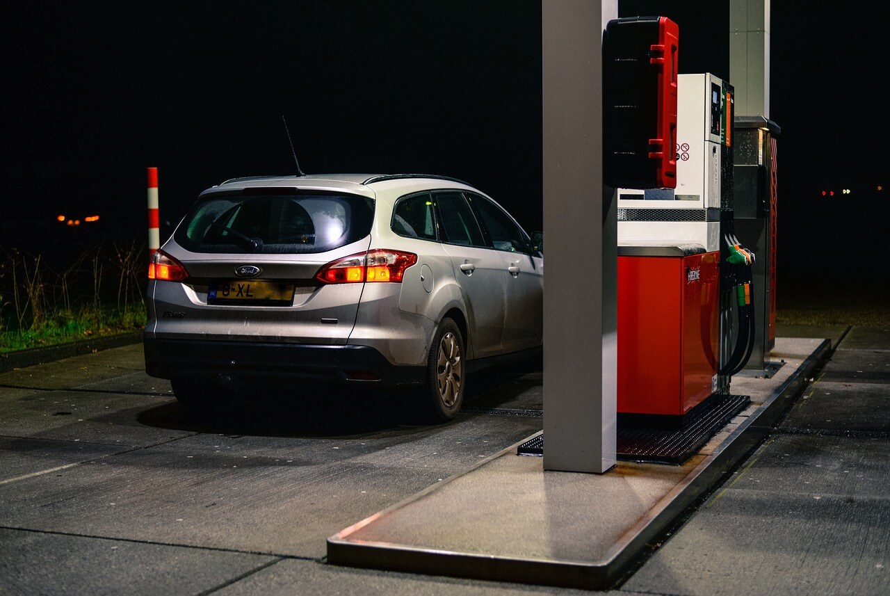 obniżenie kosztów eksploatacji samochodu - stacja paliw